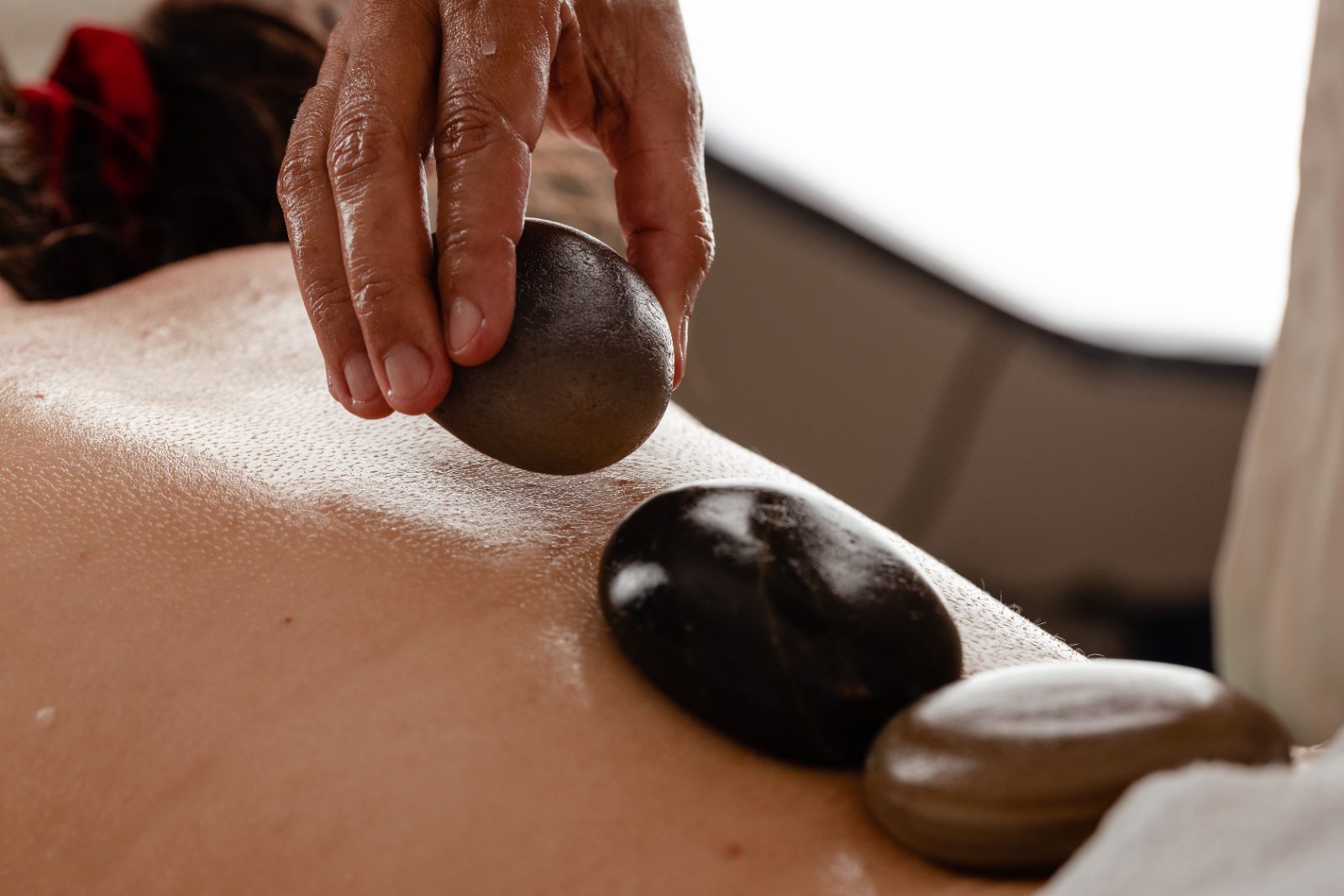 Massagem com pedras quentes
